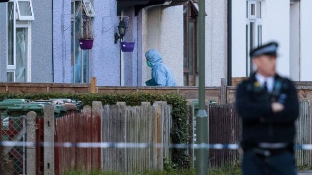 Policía forense entrando a una casa en Surrey