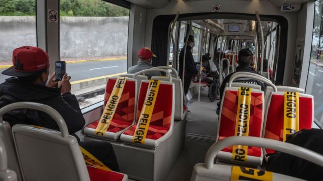 Imagen del tranvía de Cuenca con asientos marcados para mantener el distanciamiento social.