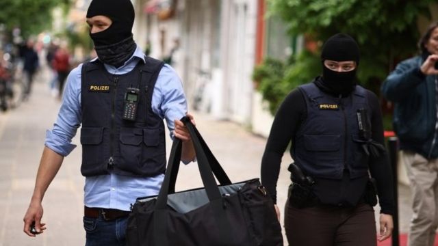 Полицейские после обыска на улицах Берлина