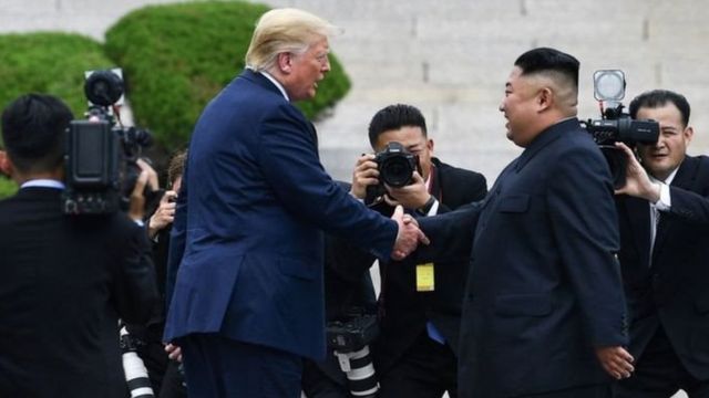 Trump akiamkuana na rais Kim Jong un