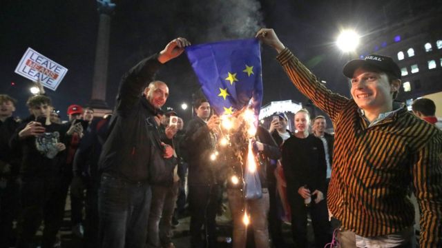 Pro-Brexit supporters burn a EU flag near to Trafalgar Square