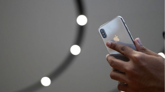 Un asistente al evento de Apple observa el nuevo iPhone X