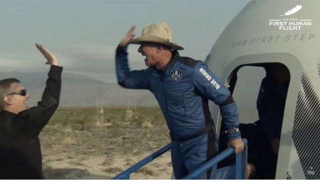 Bezos a su regreso a la Tierra.