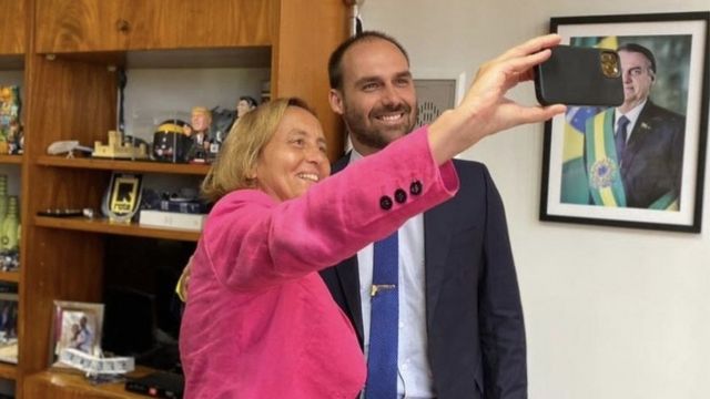 Beatriz macht ein Selfie mit Eduardo Bolsonaro