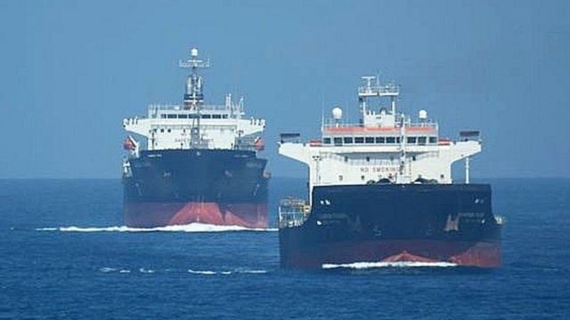 يربط خليج عمان بحر العرب بمضيق هرمز - طريق ملاحي رئيسي.