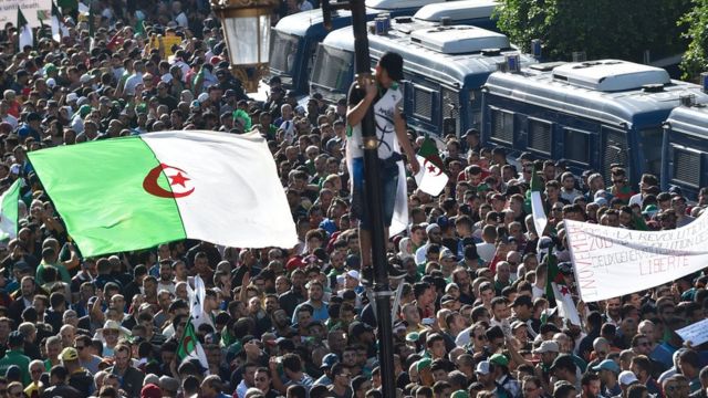 مظاهرات ضخمة في العاصمة الجزائرية ضمن "حراك 1 نوفمبر" المناهض للحكومة في الذكرى الـ65 لاندلاع حرب التحرير ضد الاحتلال الفرنسي