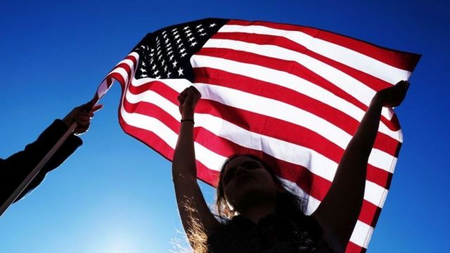 Mulher segura bandeira dos EUA