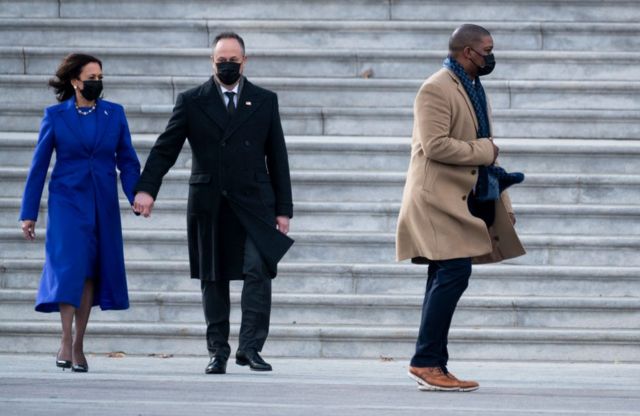 Kamala Harris y su esposo escoltados por el policía Eugene Goodman.