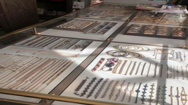 Centenas de itens entre joias, dinheiro, diamantes e pedras preciosas no valor de 25 milhões de libras foram levados da casa de Tamara Ecclestone