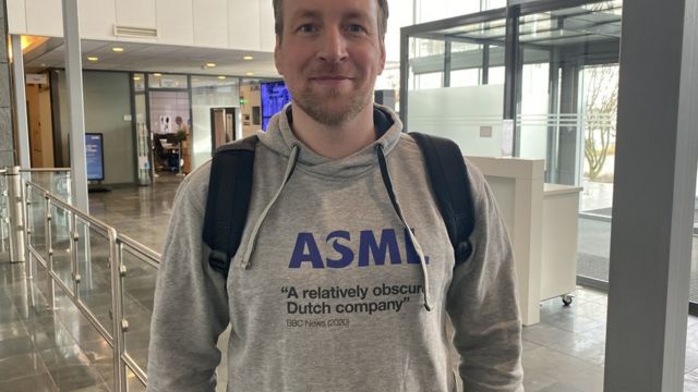 Sander Hofman vistiendo una sudadera de ASML
