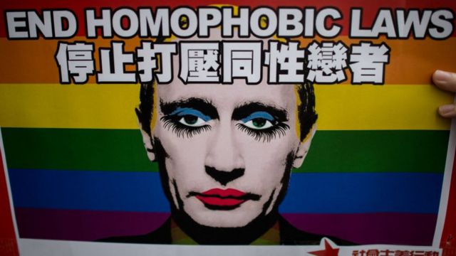 Cartel con la bandera arcoiris y la cara de Putin maquillado.