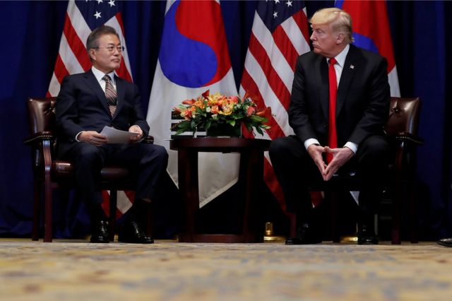 ドナルド・トランプ米大統領(右)は24日、韓国の文在寅大統領と米ニューヨークで会談した