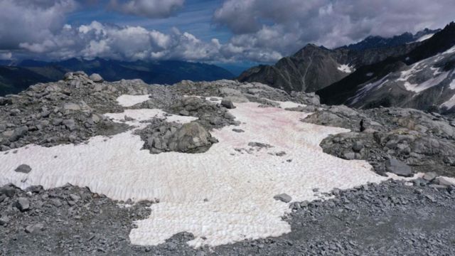 ITALY-MOUNTAIN-ENVIRONMENT-SNOW-ALGAE