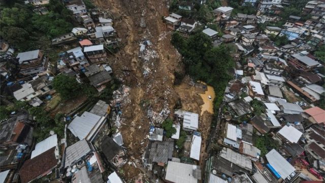 Los escombros por una avalancha en Petrópolis