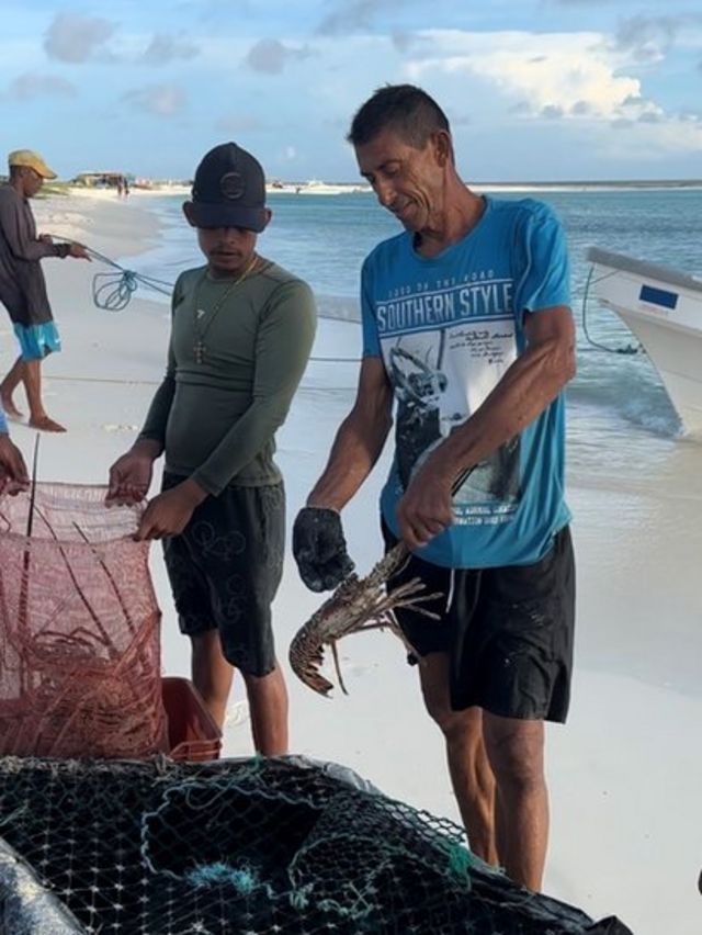 Pescadores con langostas.