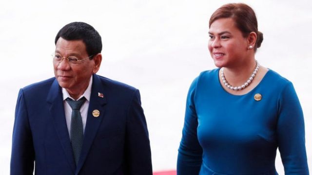 رئيس الفلبين رودريغو دوتيريتي مع ابنته