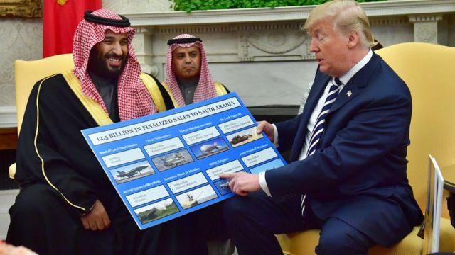 دونالد ترامب يحمل مخططا لمبيعات المعدات العسكرية أثناء لقائه مع محمد بن سلمان بالبيت الأبيض في مارس/آذار 2018