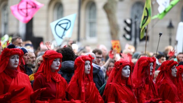 Активисты движения Extinction Rebellion ("Бунт вымирающих") в Лондоне