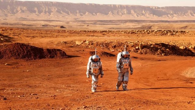 Astronautas caminan vestidos con trajes espaciales durante una misión de entrenamiento para Marte en el cráter Ramon en el desierto de Negev en Israel.