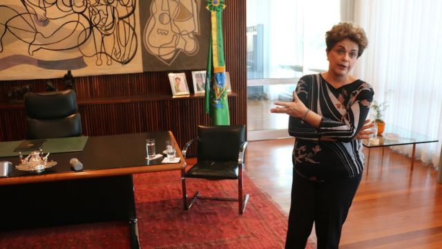 Dilma reconhece a dificuldade de aprovar um plebiscito sobre novas eleições, mas diz que é preciso "lutar"