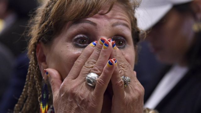 Colombiana observa los resultados con sorpresa.