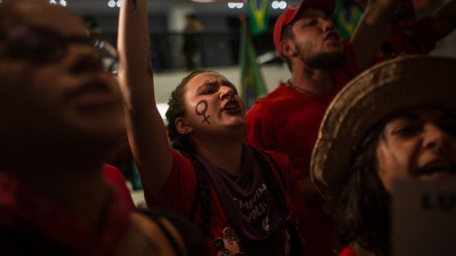 Militantes pró-Lula no Sindicato dos Metalúrgicos
