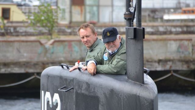 Peter Madsen, junto a outro homem, em seu submarino amador em 2017