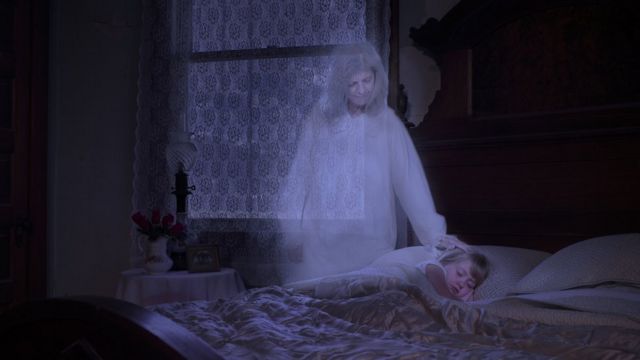 El fantasma de una abuela va a visitar a su nieto mientras duerme