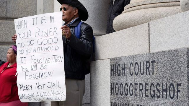 Un hombre pide clemencia frente al tribunal.