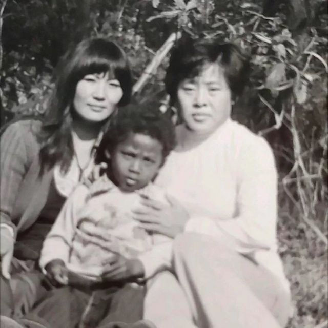 ميلتون مع أخته تونغ ووالدتهما بارك يونغ جا