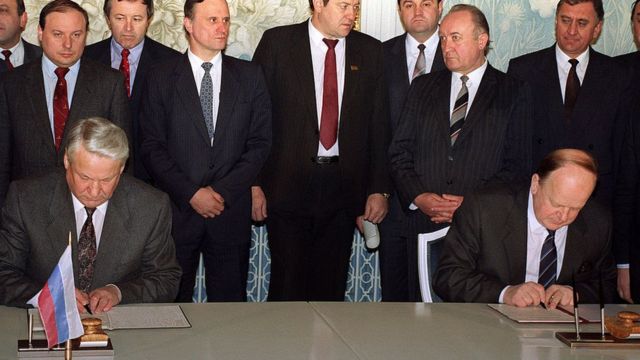 Boris Yeltsin e Stanislav Shushkevich assinando o Tratado de Belavezha em 8 de dezembro de 1991
