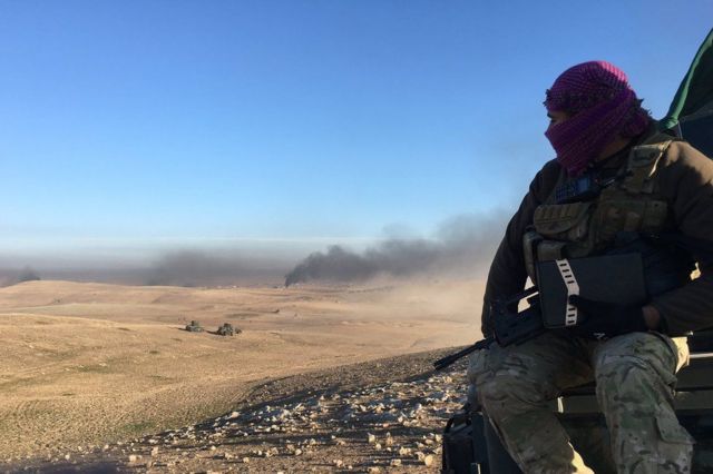 جندي عراقي يتطلع من موقع عال