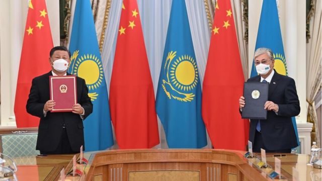 9月14日，哈萨克斯坦总统托卡耶夫（右）和中国国家主席习近平（左）签署联合声明。(photo:BBC)