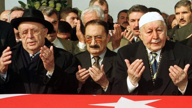 Süleyman Demirel, Bülent Ecevit ve Necmettin Erbakan, 2002'deki bir cenaze töreninde yan yana.
