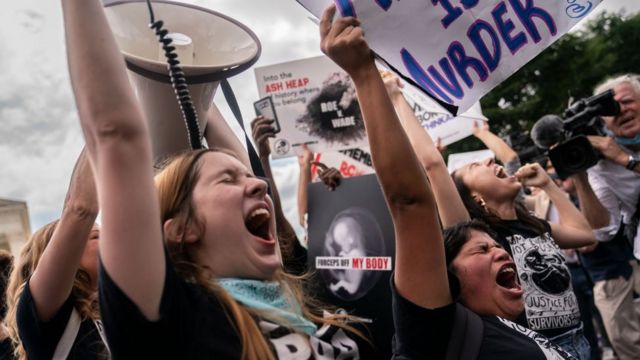 Jovens comemoram decisão da Suprema Corte dos EUA sobre aborto em Washington
