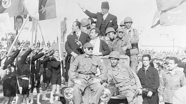 بورقيبة عقب التوقيع على اتفاقية عام 1956