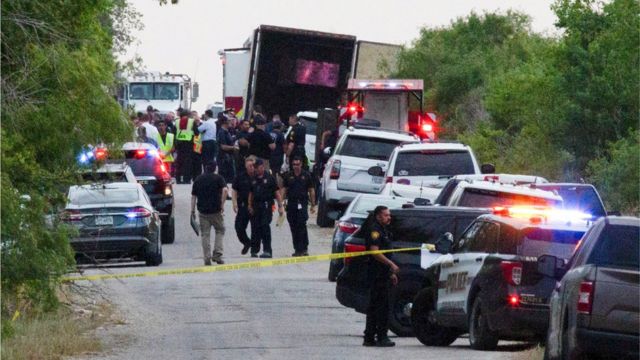 Policías resguardan un camión con migrantes fallecidos.