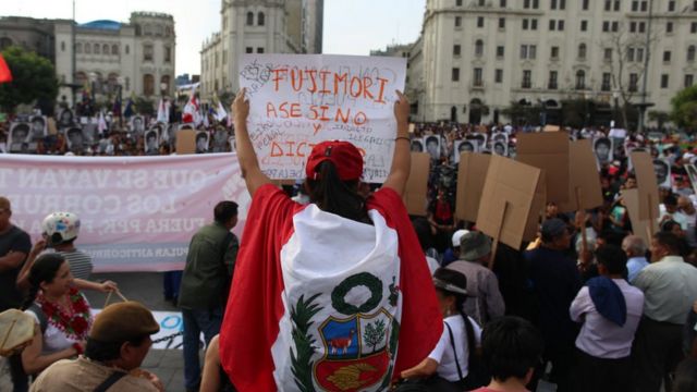 Binlerce Perulu, insanlığa karşı suç işlediği gerekçesiyle 25 yıl hapse mahkum edilen ülkenin eski devlet başkanı Alberto Fujimori'nin affedilmesini protesto etti.