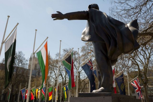Avec la statue de l'homme d'État libéral David Lloyd-George au premier plan, les drapeaux de toutes les nations du Commonwealth sont suspendus sur Parliament Square à l'occasion de la réunion bisannuelle des chefs de gouvernement du Commonwealth (CHOGM), le 19 avril 2018, à Londres, en Angleterre
