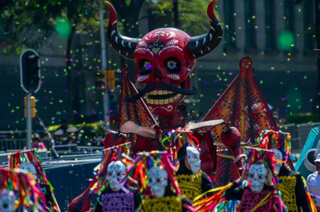 Una alegoría sobre el diablo en el desfile de Día de Muertos