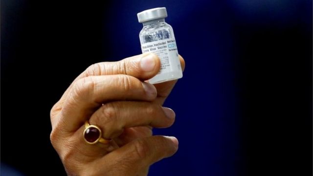 Ministro da Saúde indiano, Harsh Vardhan, exibe frasco da Covaxin;