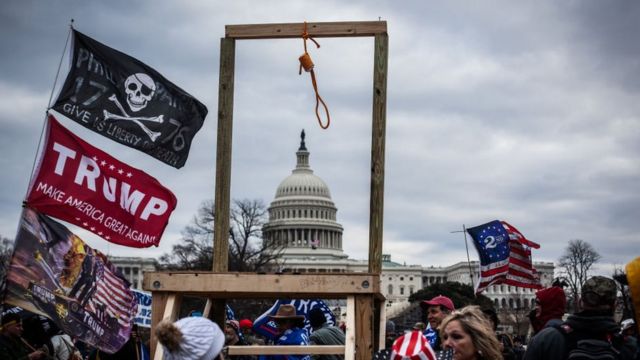 Los manifestantes que se congregaron frente al Capitolio llevaron banderas con calaveras y en apoyo a Donald Trump. En esta imagen se observa también una horca improvisada.