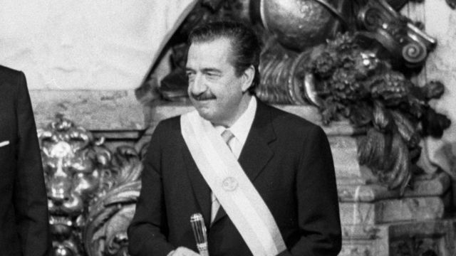 Raúl Alfonsín durante su asunción en 1983