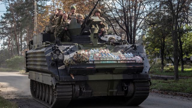 Soldados ucranianos en un tanque en Lyman.