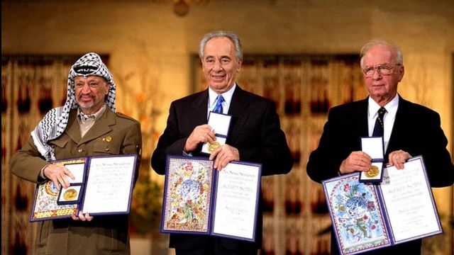 Yasser Arafat (à gauche) pose avec le Premier ministre israélien Yitzak Rabin et le ministre israélien des Affaires étrangères Shimon Peres lors de la cérémonie de remise du prix Nobel de la paix en 1994