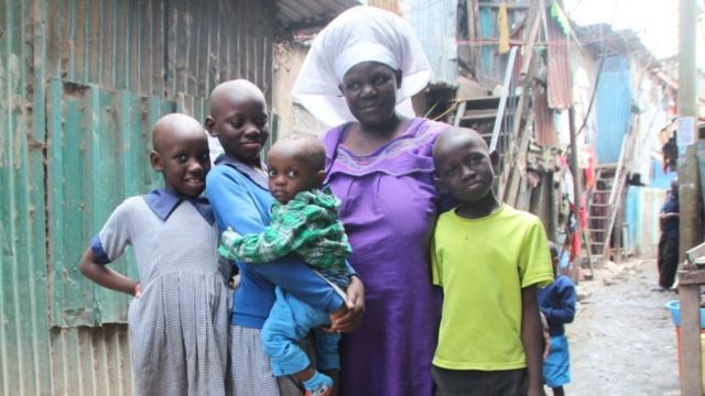 Celestine Adhiambo ari kumwe n'abana biwe