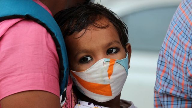 முகக்கவசத்துடன் குழந்தை