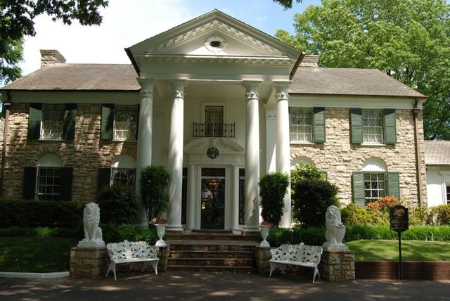 La mansión de Graceland por fuera, en Memphis, Estados Unidos, la que fue residencia de Elvis Presley.