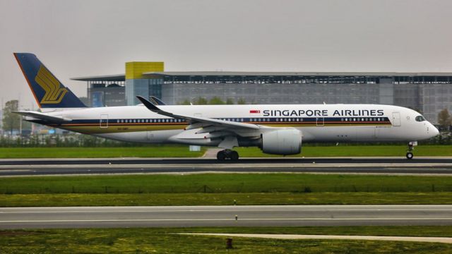 一架新加坡航空空中客車350-941客機在荷蘭阿姆斯特丹斯希普霍爾機場滑行（3/5/2022）