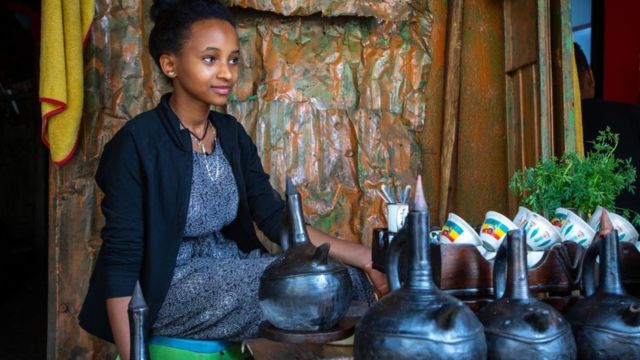 امرأة إثيوبية تحضر القهوة في حانة بمنطقة هراري بإثيوبيا . 8 أغسطس 2019